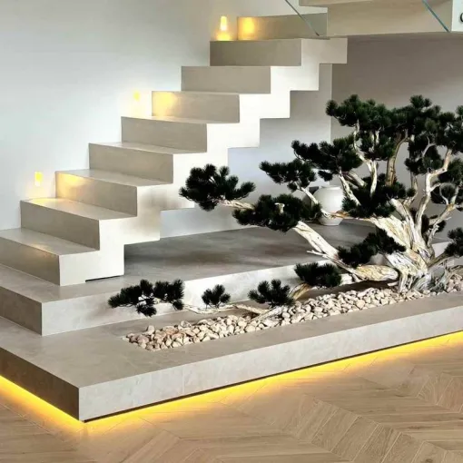 Aménagement floral intérieur avec un bonsaï semi-naturel au pied d'escalier à Saint-Genis-Laval, Lyon, MOSS SMART NATURE
