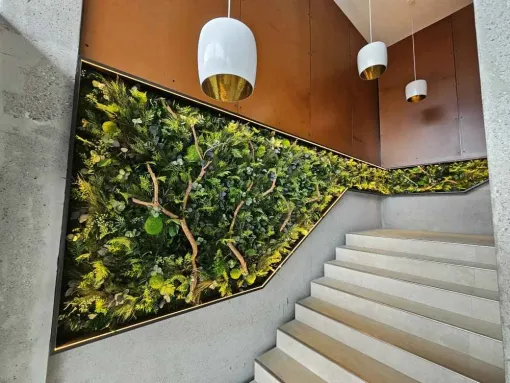 Un escalier mis en valeur : décoration végétale intérieur vers Genève, Lyon, MOSS SMART NATURE